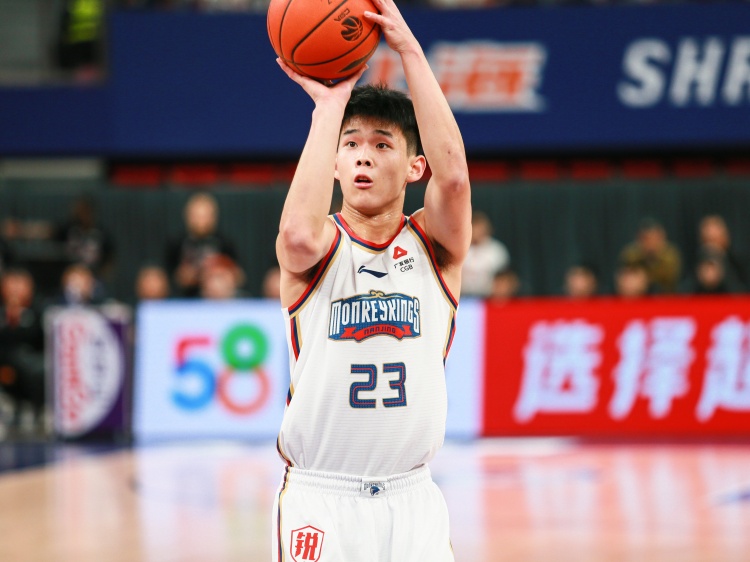 林葳欧洲训练营的体测数据：裸高187.3公分 站立摸高241.9公分