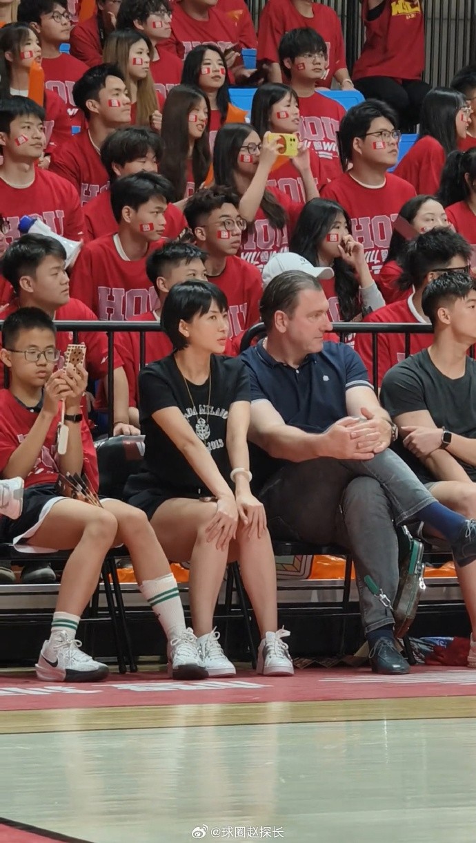 福建伍总和主帅凯撒现身CUBAL赛场 网友称是观看华大和北体二番战