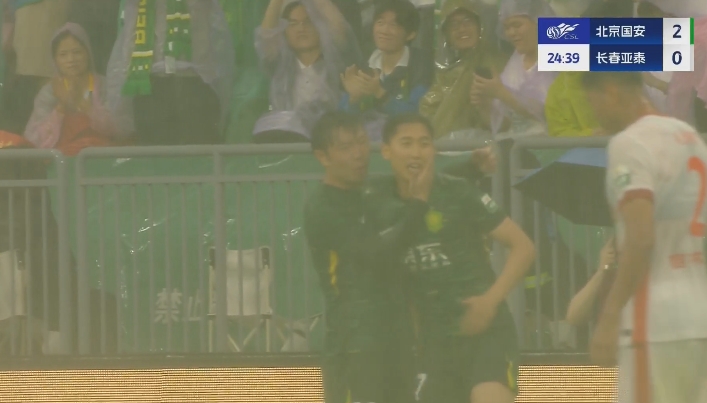 国安2-0领先亚泰！国安前场精彩配合，曹永竞包抄破门法比奥助攻
