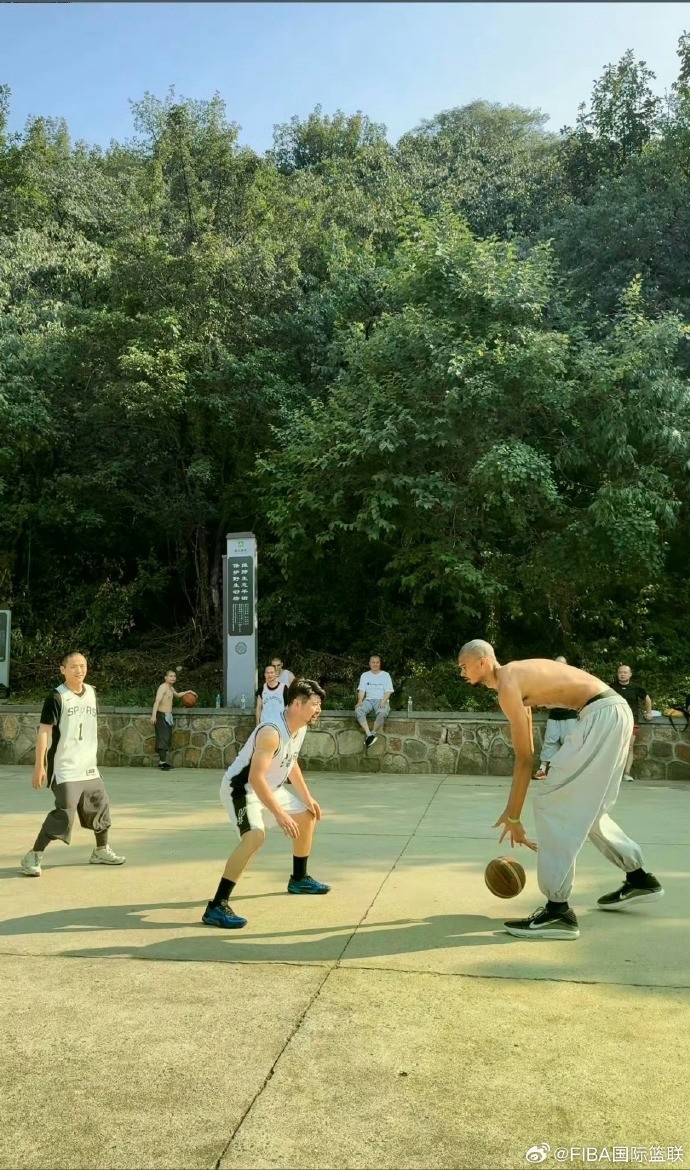 少林篮球！FIBA官博晒文班打野球图片：🙏这里的拜佛很纯粹