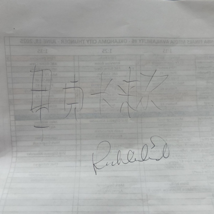 😝东方力量加持！卡莱尔训练时手写了自己的中文名 然后签了名