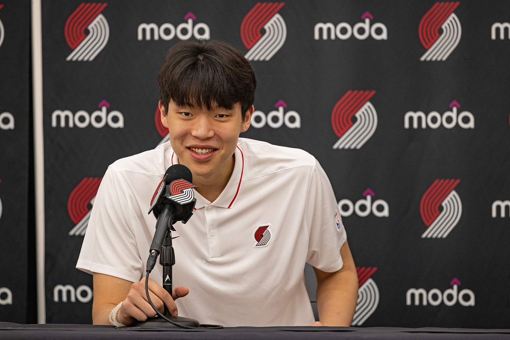 比尔-西蒙斯：开拓者如果让杨瀚森在队内打5年 他们能赚不少钱