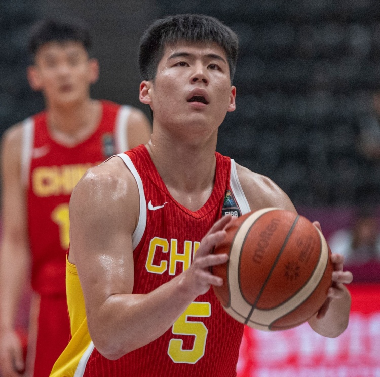 麦穗丰：陈家政的成熟程度不像青年队球员 千万别追求花哨动作