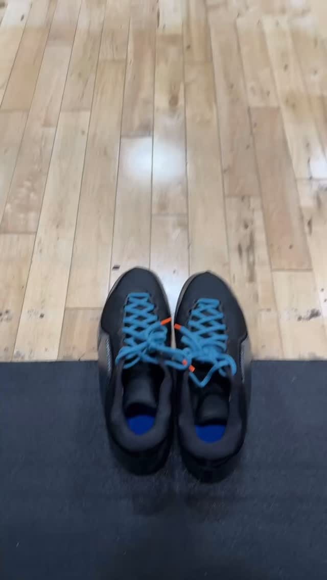 詹姆斯自拍凌晨开车前往训练馆 晒出疑似詹23代战靴👟