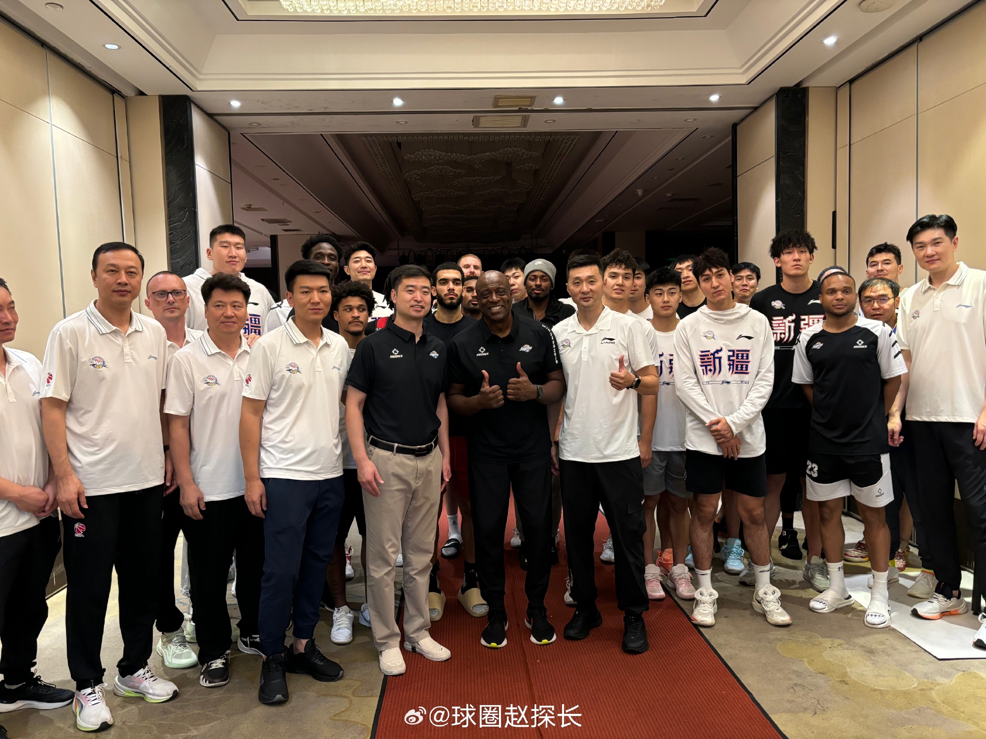 去年新疆男篮热身赛爆发大规模群殴 禁赛最多的是黄荣奇的6场🤔