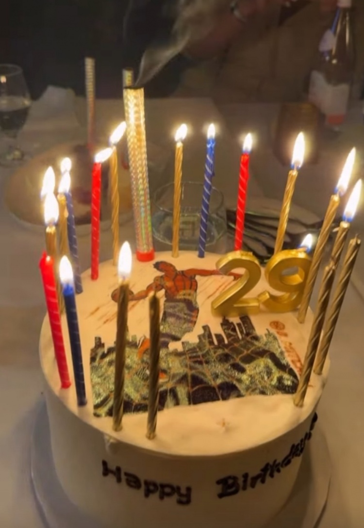 祝我生日快乐！米切尔晒自己蜘蛛侠造型的生日蛋糕