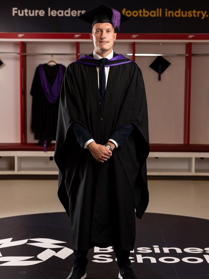 🎓曼联旧将菲尔-琼斯从PFA商学院毕业，获得体育总监文凭👏