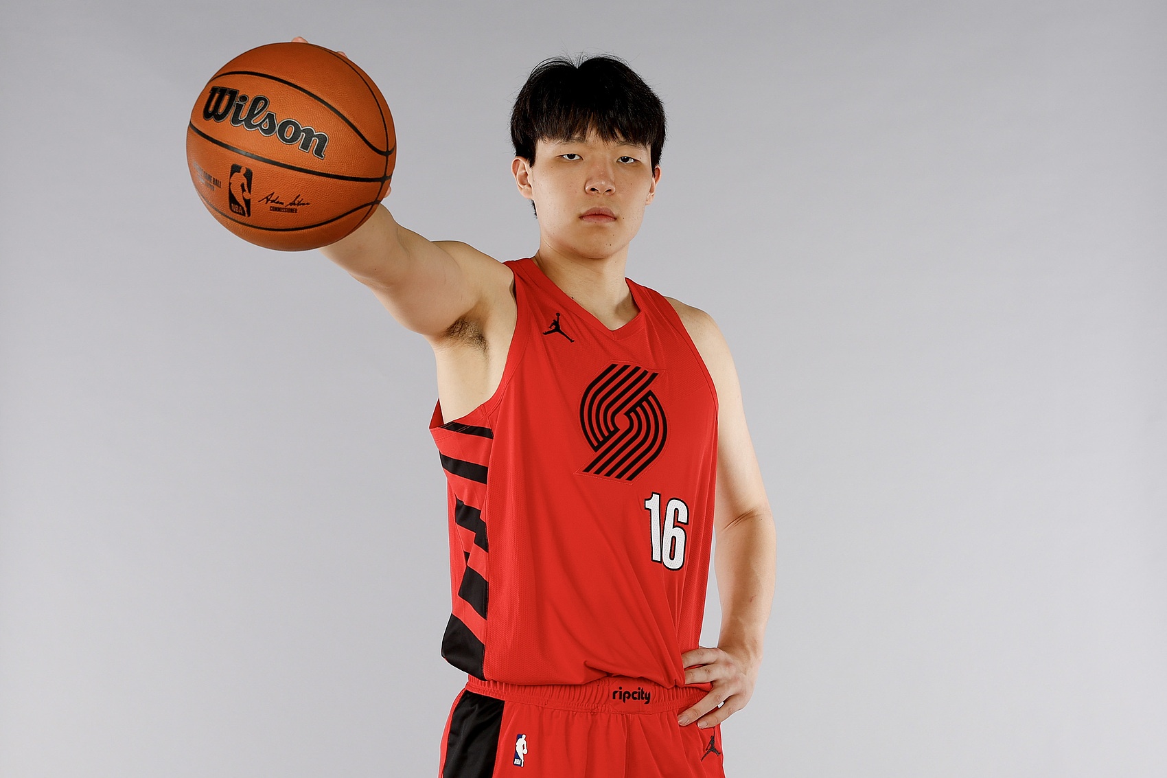 媒体人：杨瀚森每天都在好好训练 课余时间在学驾照 方便训练通勤