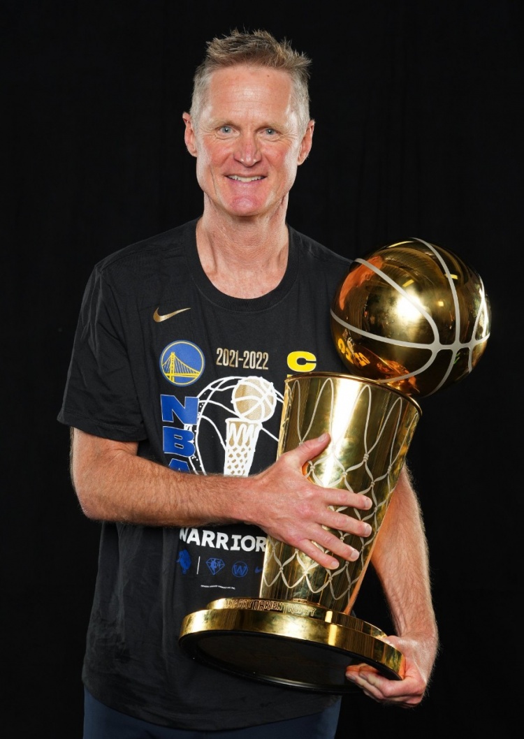 NBA官方：科尔作为球员5冠&作为教练4冠 生日之际让我们共同回顾