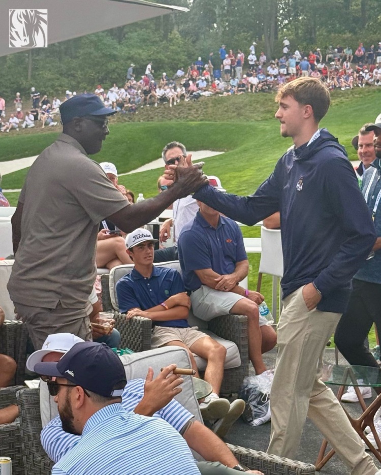 弗拉格与乔丹在莱德杯握手致意！独行侠官方：历史性同框⛳️