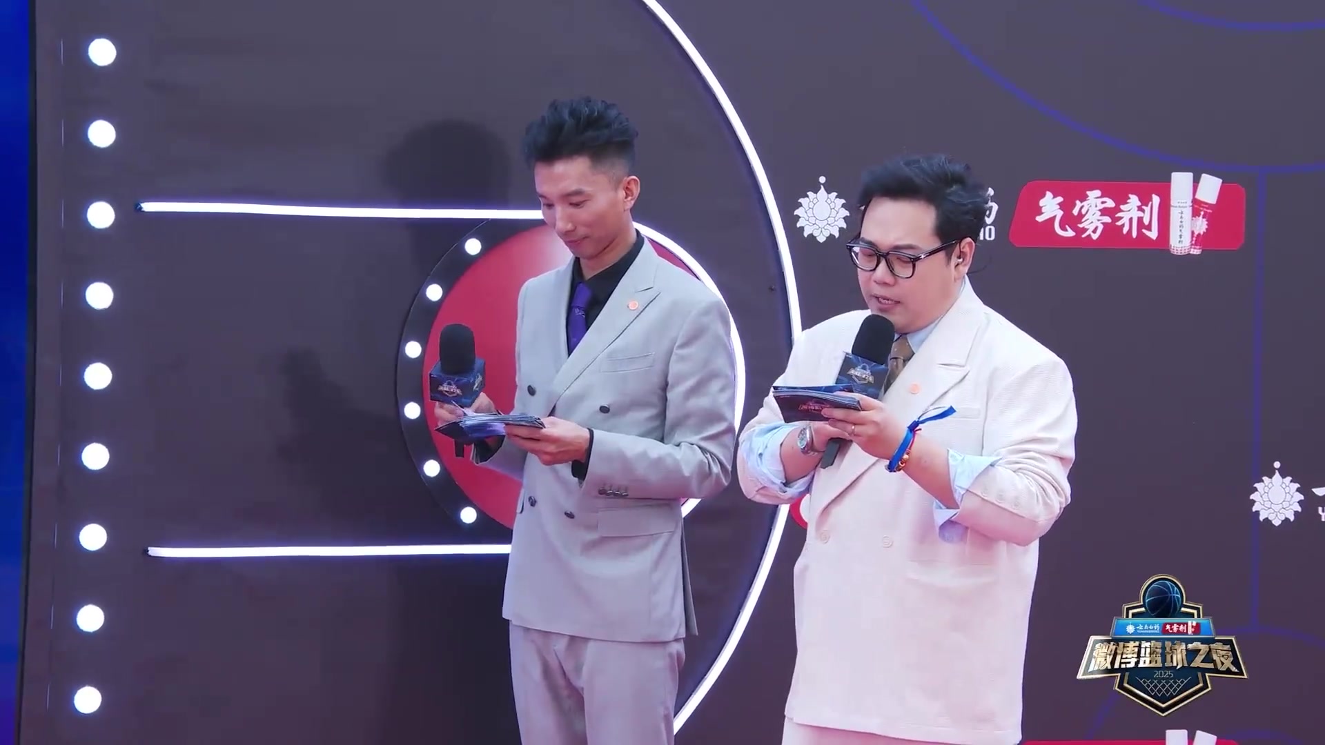 前男篮队长！周鹏携妻子亮相微博篮球之夜 这是什么神仙颜值啊
