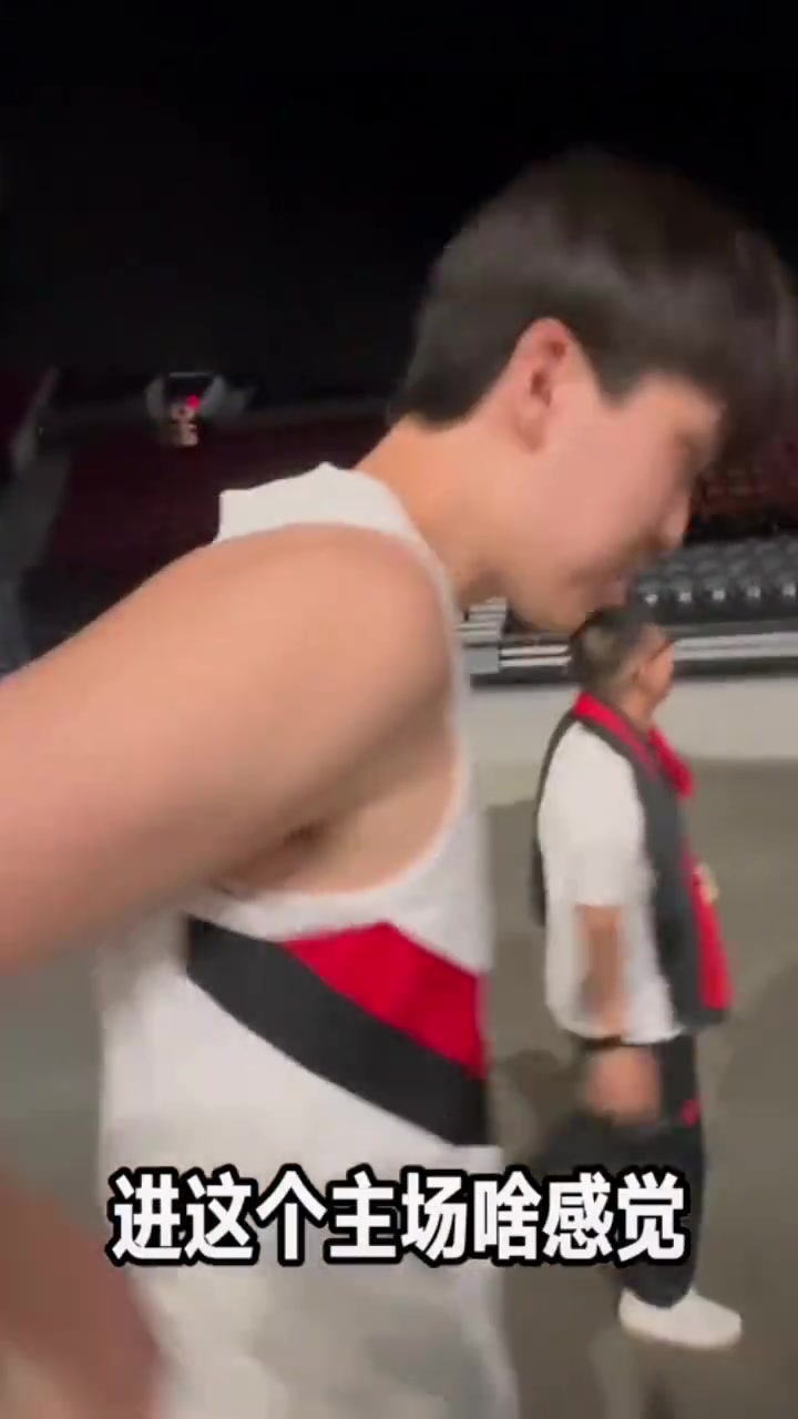 幽默🤣第一次穿开拓者球衣进主场什么感觉？杨瀚森：挺凉快的