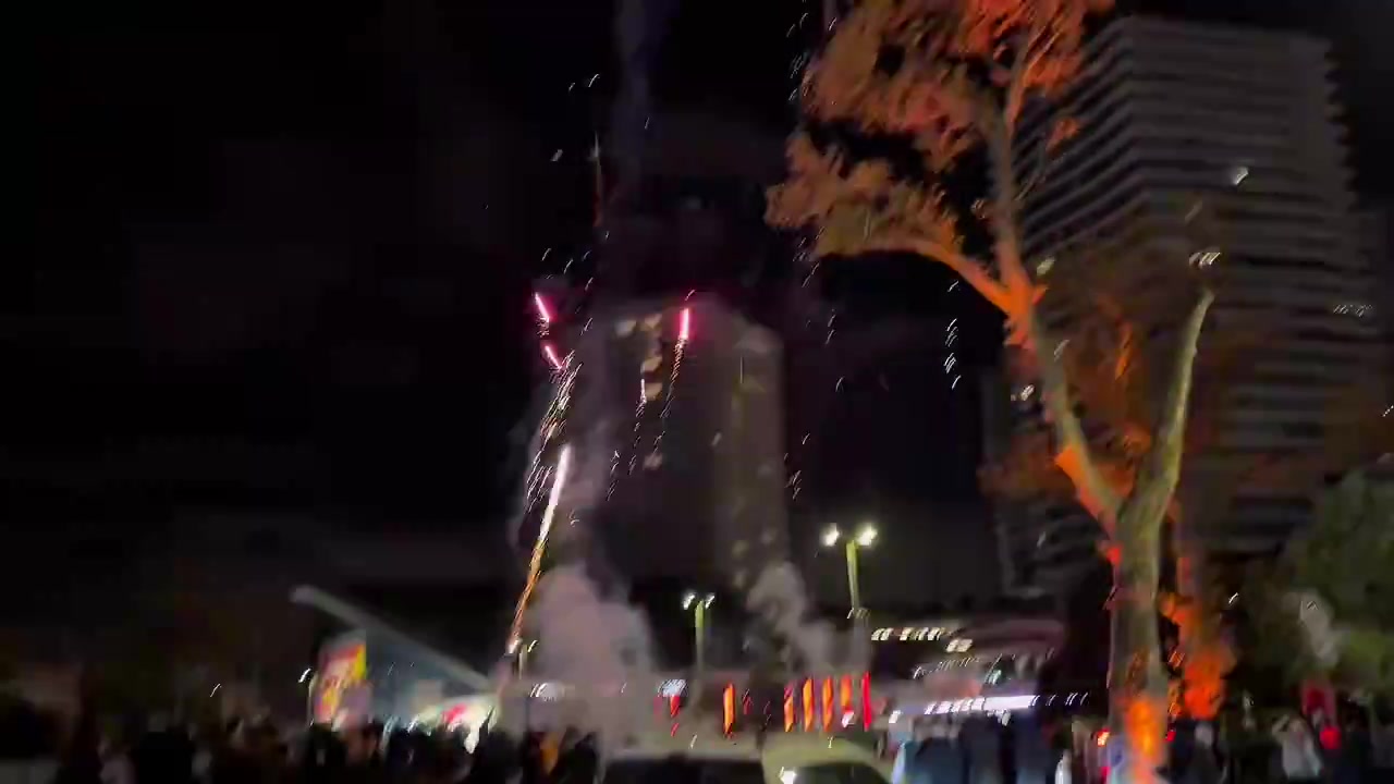 凌晨3点搞事😨太阳报:加拉塔萨雷球迷在利物浦下榻酒店外放烟花
