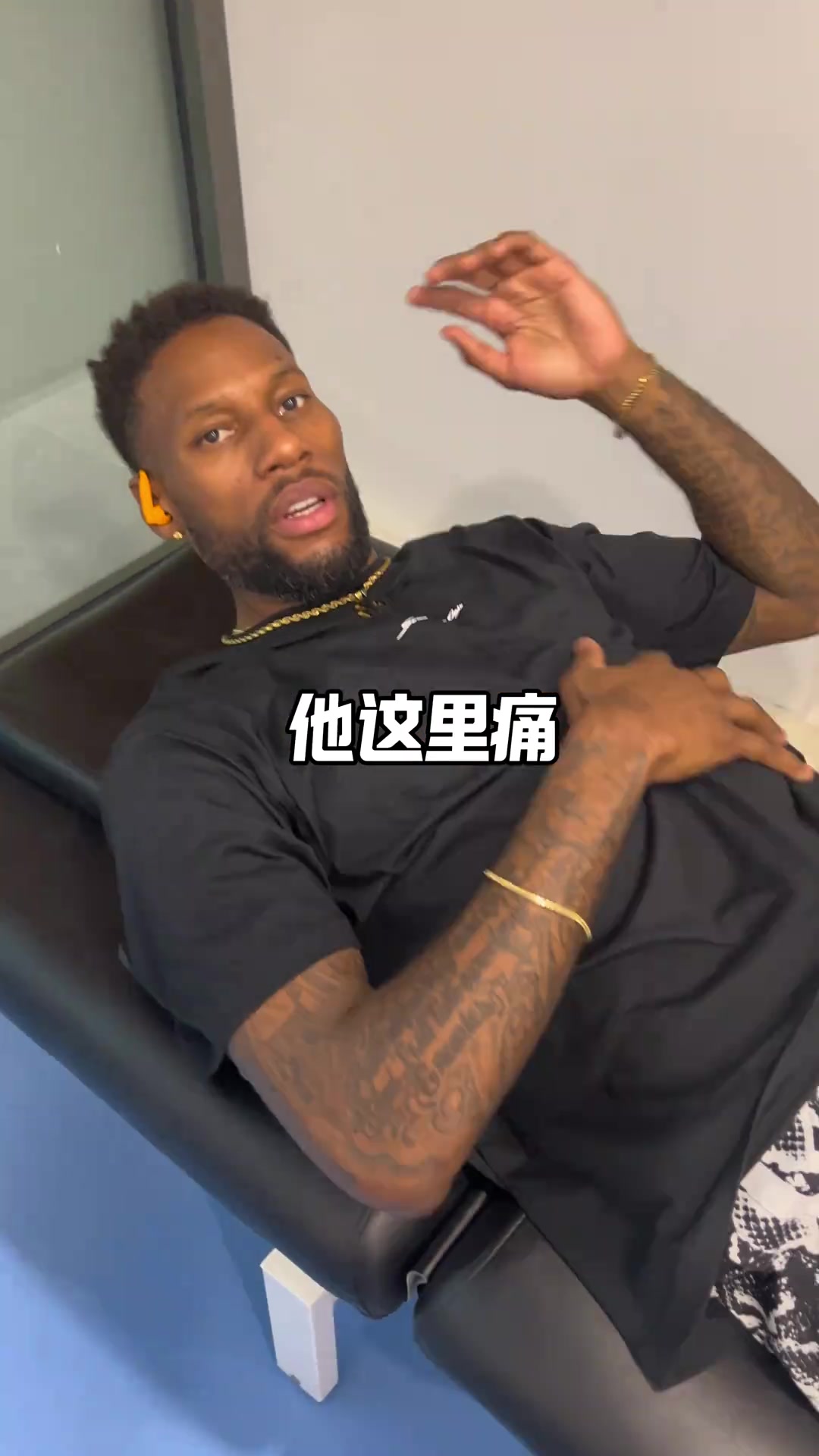 肋骨一动就疼&疑似骨裂/左膝肿胀！威姆斯：我辈子不会再打拳击了