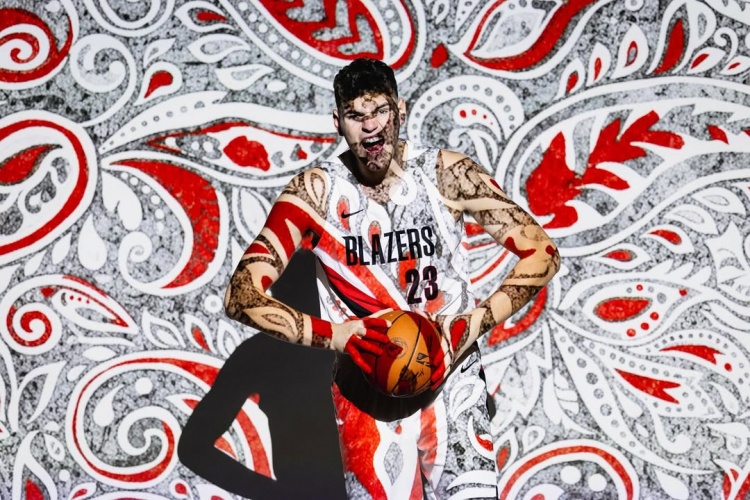 开拓者首发中锋？克林根社媒晒颜色绚烂的定妆照：NBA第二年