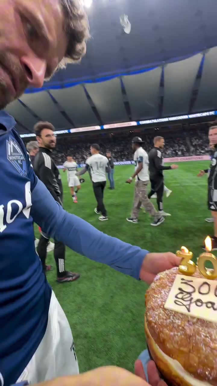 🎂穆勒达成职业生涯300球里程碑，赛后获赠纪念蛋糕